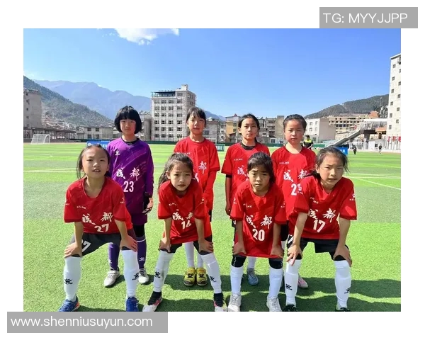 与足球巨星同框秒变网红 他凭借合影收获无数粉丝与关注