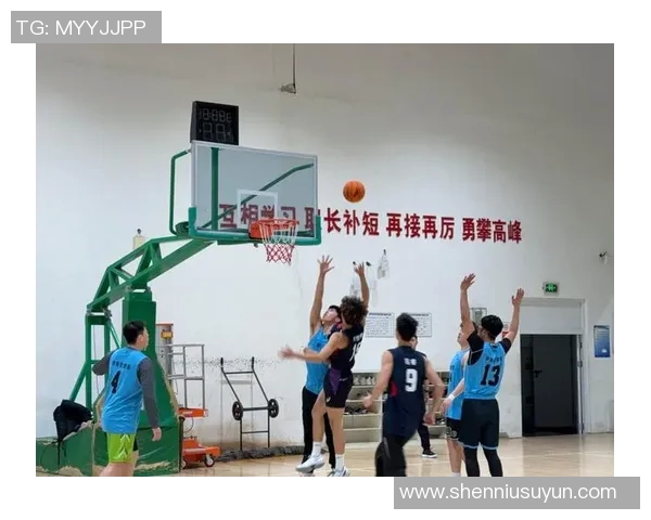 足球与篮球巨星同框合影引发粉丝热议跨界友谊展现体育精神